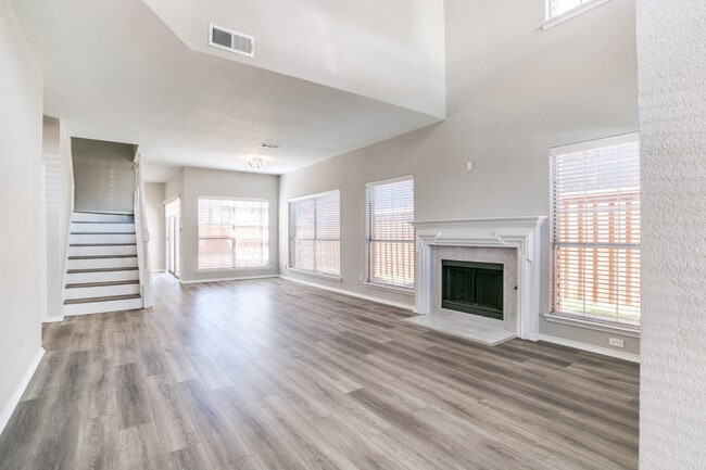 Building Photo - 641 Raintree Cir