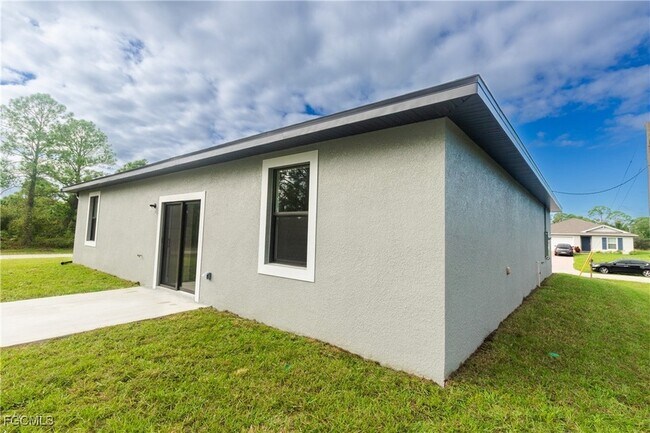 Building Photo - 6027 Pecan Cir