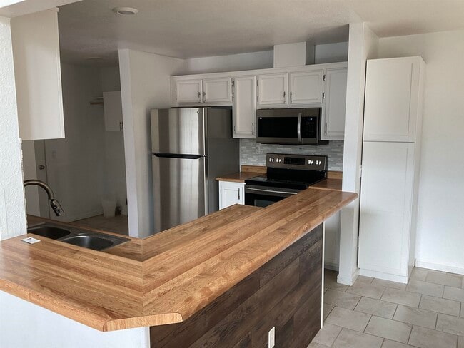 Building Photo - 354 Hazelnut Ln