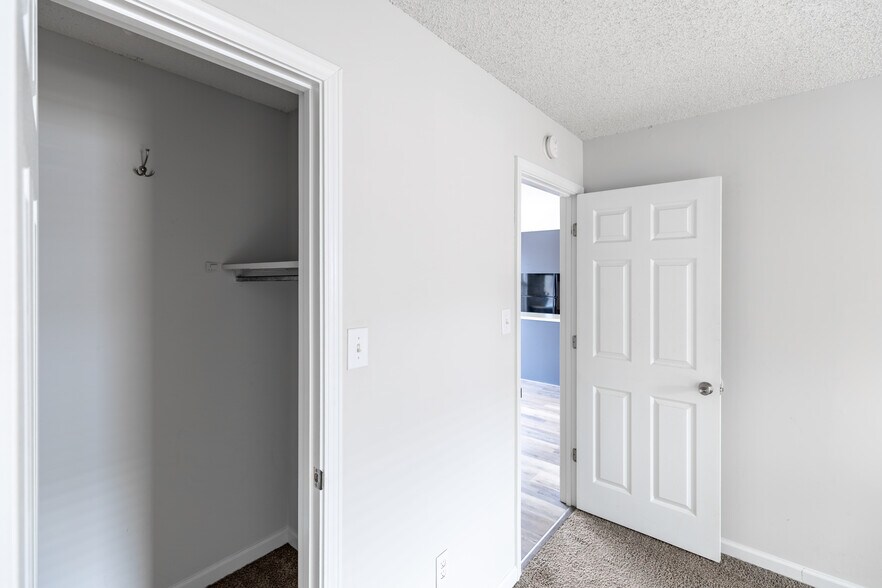 Building Photo - 2282 Highland Hill Dr