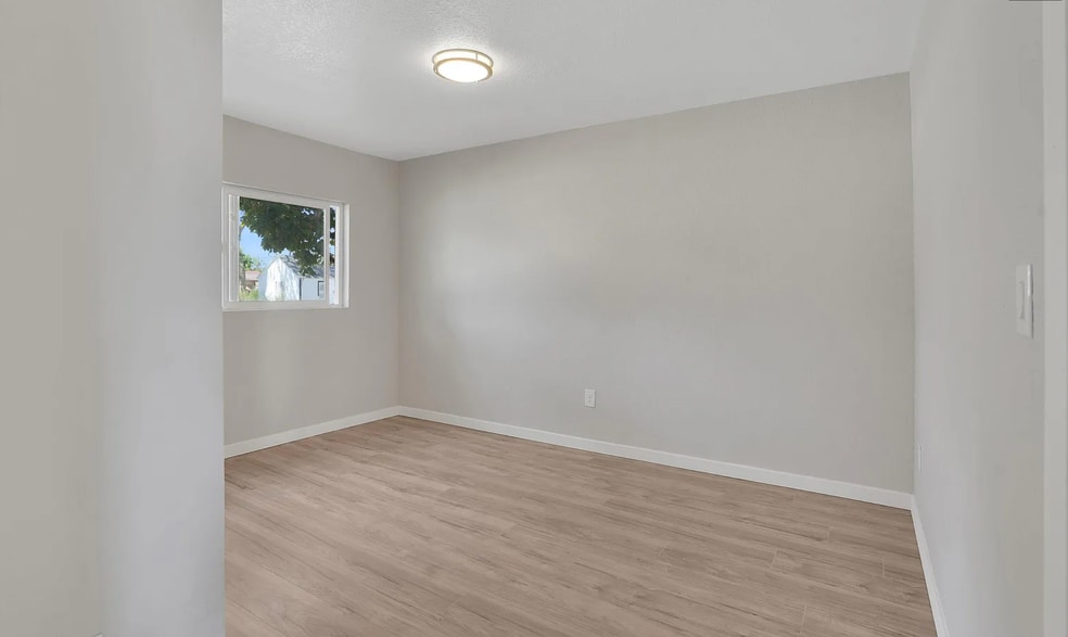 Building Photo - 924 3rd St