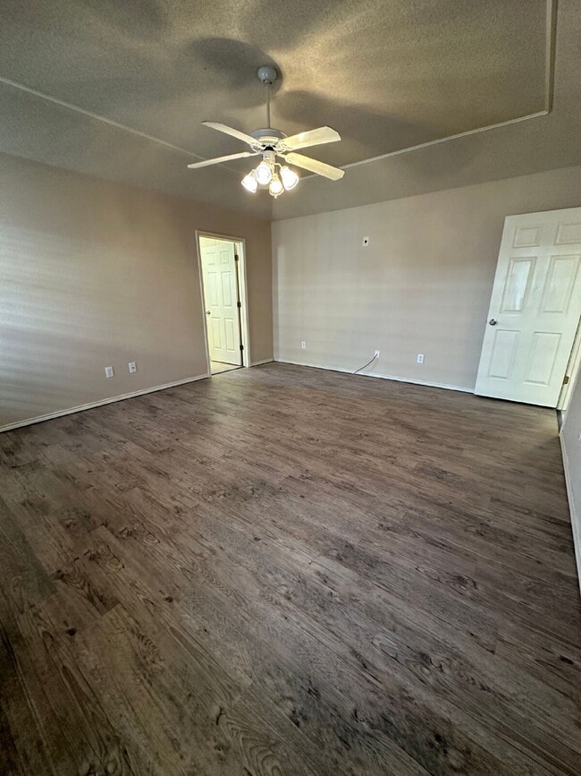 Building Photo - Spacious 3/2/2 - Freshly Updated