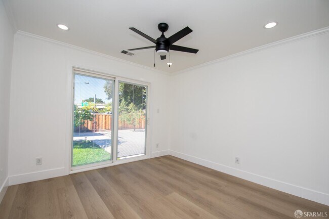Building Photo - 1099 Bradford Dr