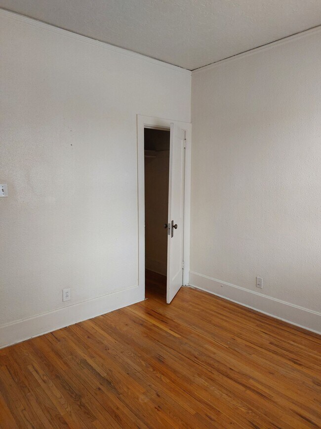 Building Photo - College Housing - 4 bedrooms