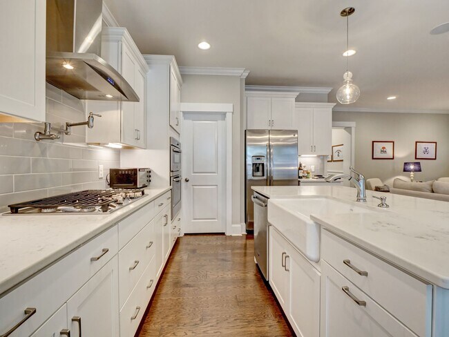 Building Photo - Charming 4 Bedroom Cottage Available in Og...