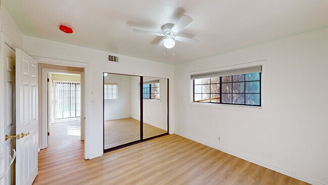 Building Photo - 208 W Broadbent Dr