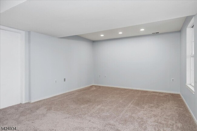 Building Photo - 5 Ajax Ct