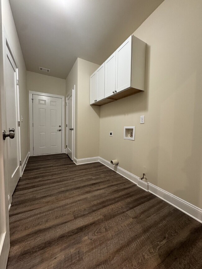Building Photo - Brand New Rental in North Hall!