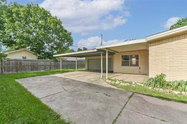 Building Photo - 1124 Helen Dr