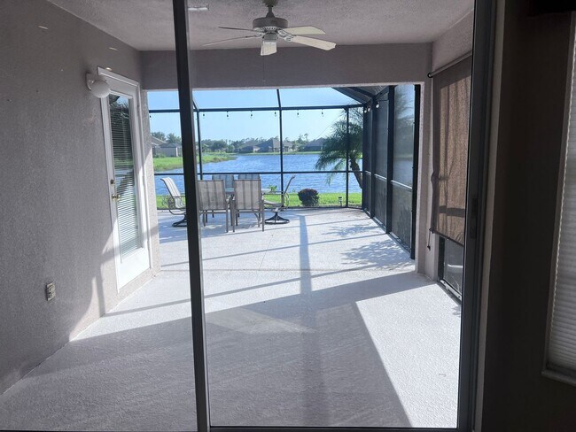 Building Photo - Sable Trace 3BR/2BT Lakefront Villa