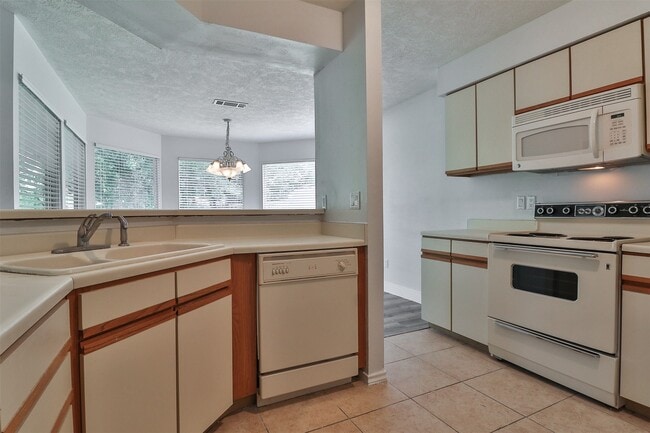 Building Photo - 10910 Scenic Dr