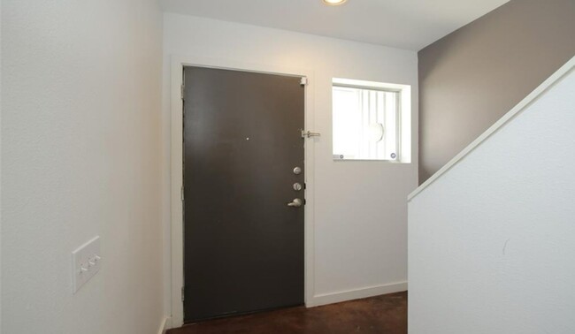 Building Photo - Modern 2/2 Townhome