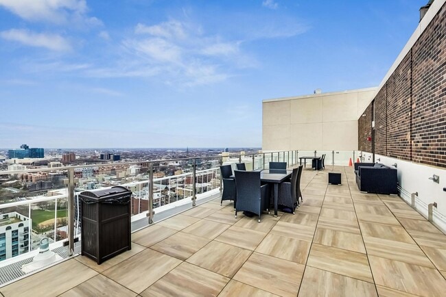 Building Photo - 1255 N Sandburg Terrace