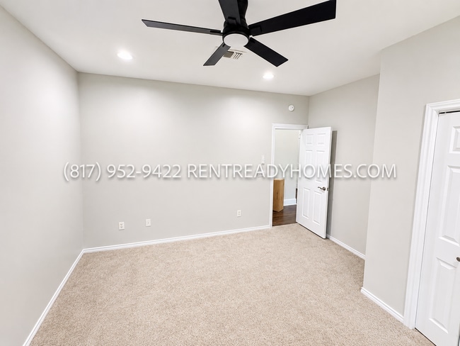 Building Photo - 4901 Lakeside Dr