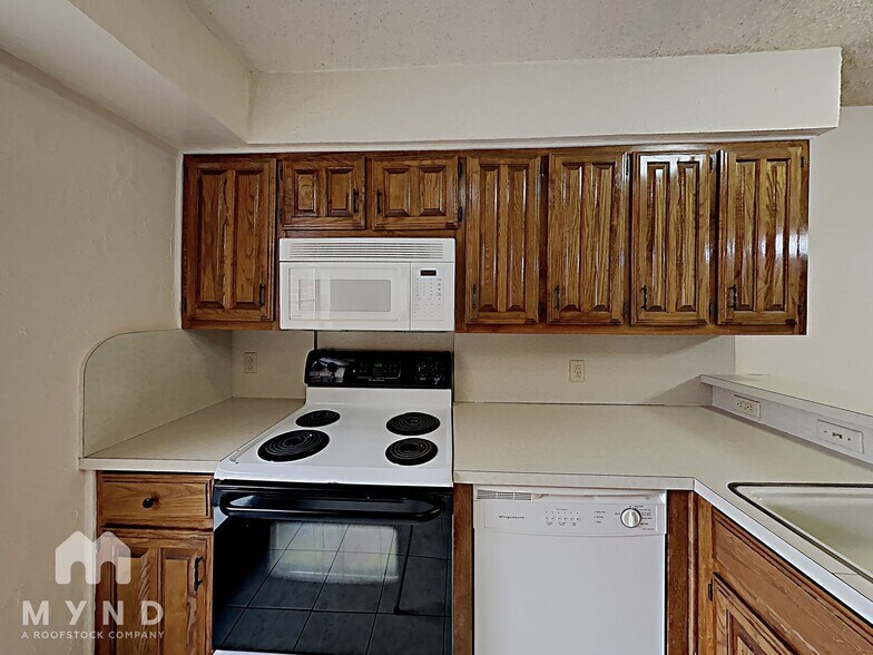 Building Photo - 4211 Spring Meadow Ln