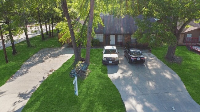 Building Photo - 217 Lazy Ln