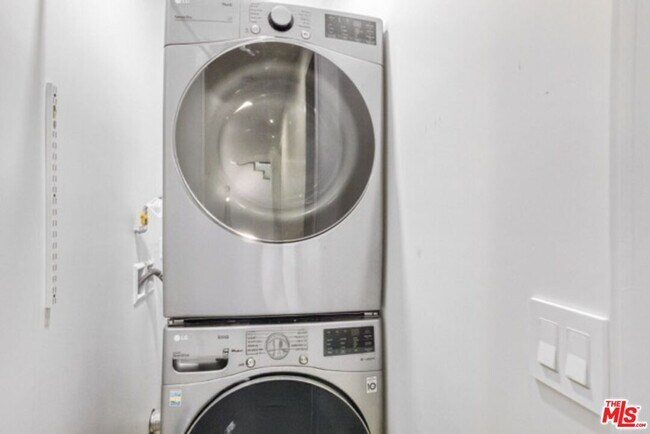 Building Photo - 4852 Seldner St E