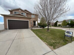 Building Photo - 5 Bed, 3.5 Bath with A/C, Available Now! -...