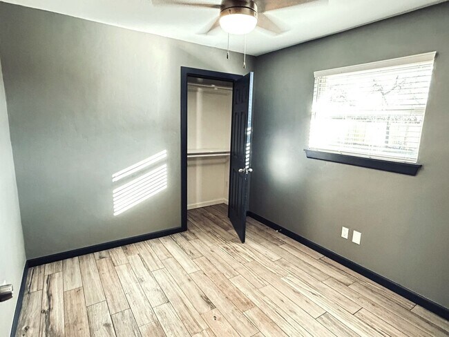 Building Photo - 2114 Allenhurst St