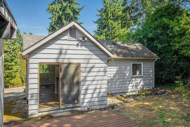 Building Photo - Charming 1 BD 1 BA cottage nestled on a be...