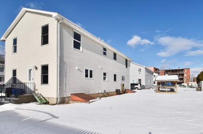 Building Photo - 72 Center St