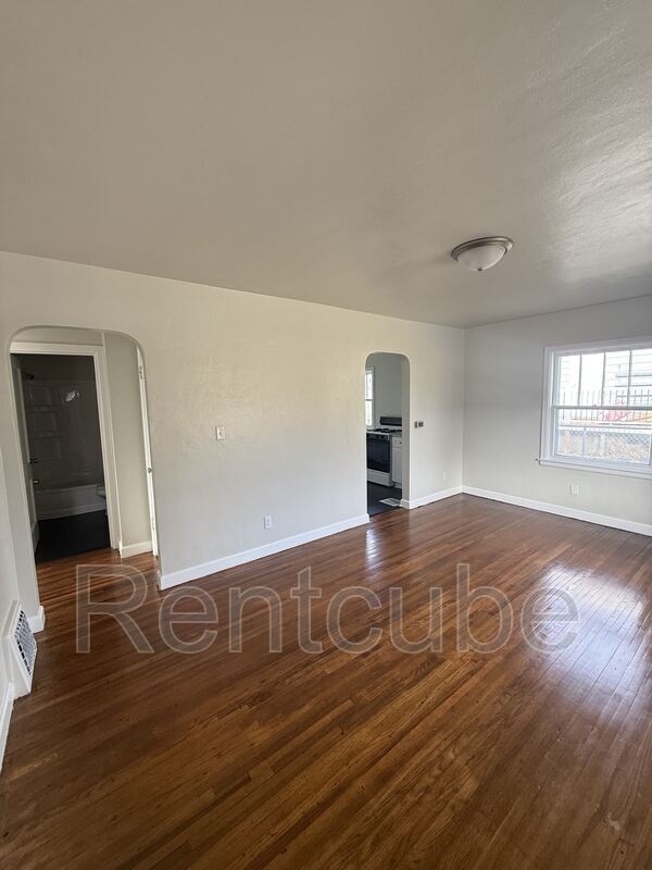 Building Photo - 3025 Windsor Ave