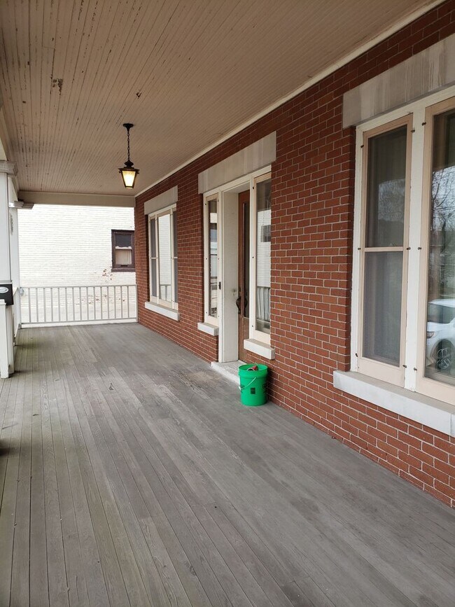 Building Photo - 415 Division St