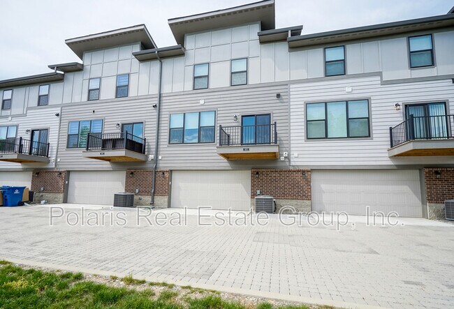 Building Photo - 673 Golborne St
