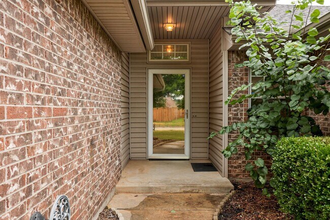 Building Photo - Beautiful 3-Bedroom / 2-Bathroom home in Yukon!