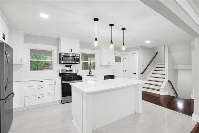 Building Photo - 2271 Cresta Dr