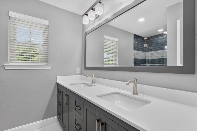 Building Photo - 1400 Emerald Cir