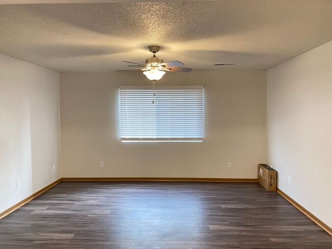 Building Photo - $1,095 | 2 Bedroom, 1 Bathroom 2nd Floor C...