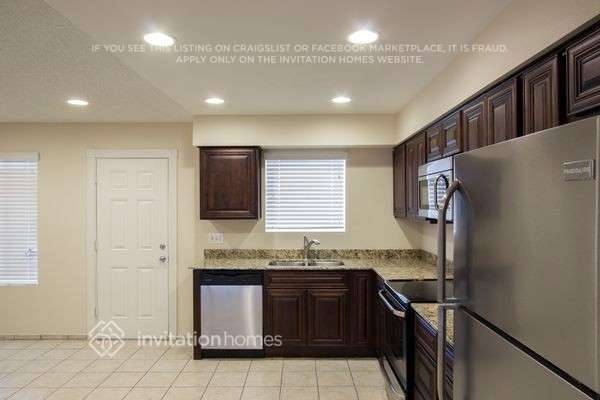 Building Photo - 1216 W Halstead Dr