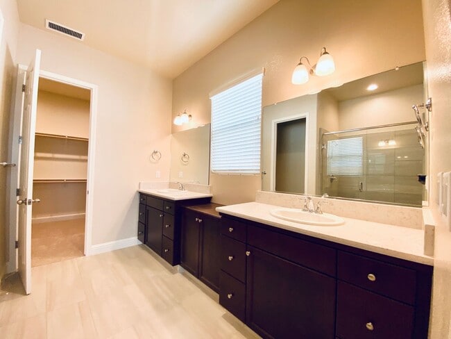 Building Photo - $2,495 Leonard & Ashlan, 3 Bedroom Home - ...