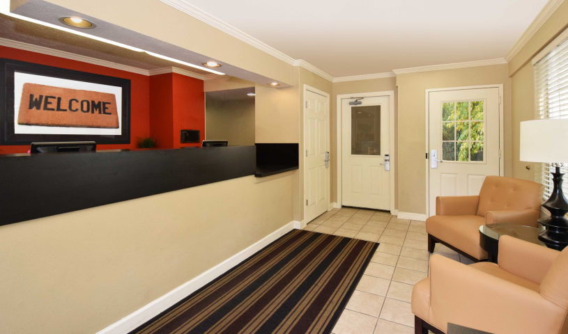 Lobby and Guest Check-in - Furnished Studio - Dallas