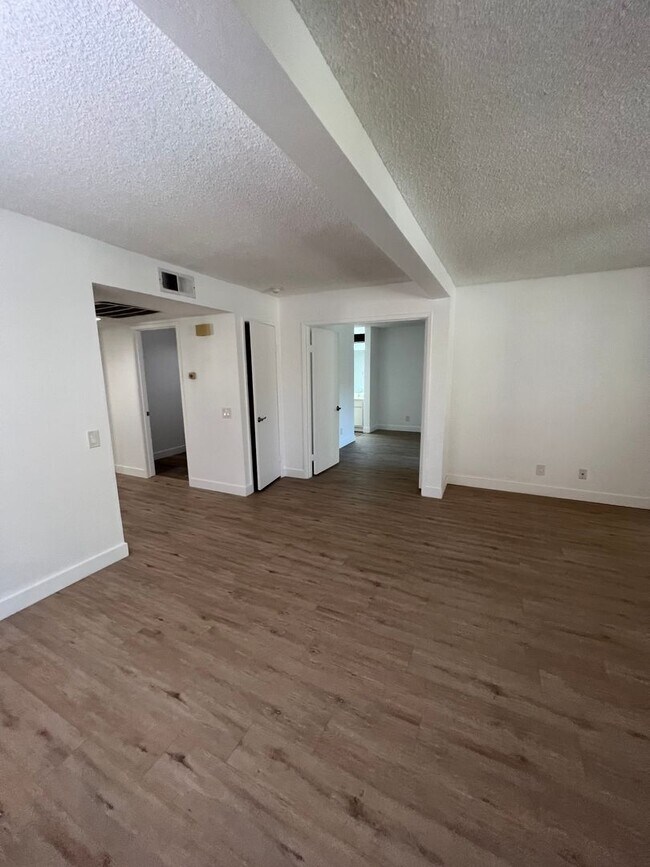 Building Photo - 4831 Lago Dr