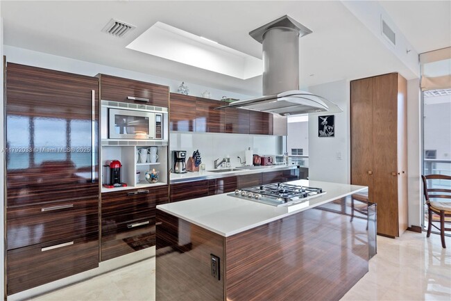 Building Photo - 3737 Collins Ave