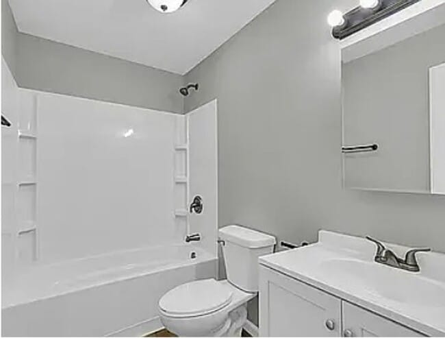 Building Photo - Two bedroom, one bath duplex. Completely r...