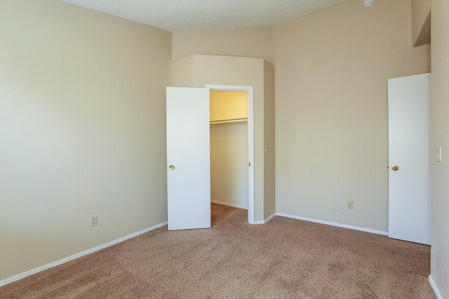 Building Photo - 8864 W Morningside Dr