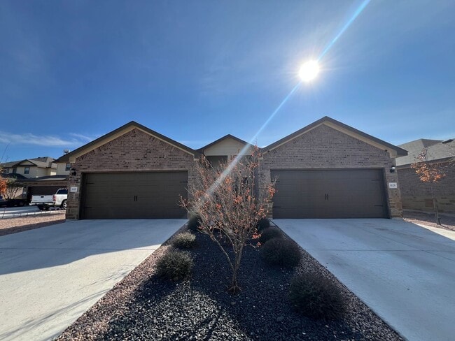 Building Photo - Luxury 3/2 Duplex in Seguin, Texas