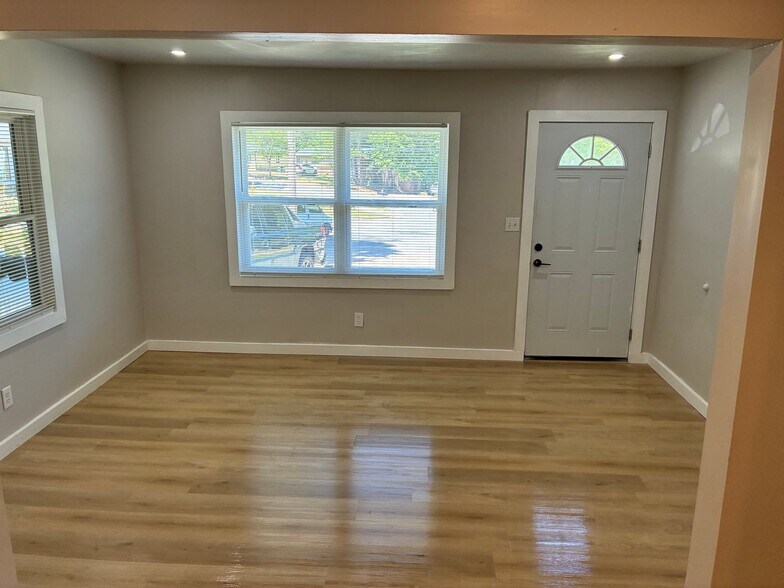Building Photo - 6109 Oakwood Cir SW