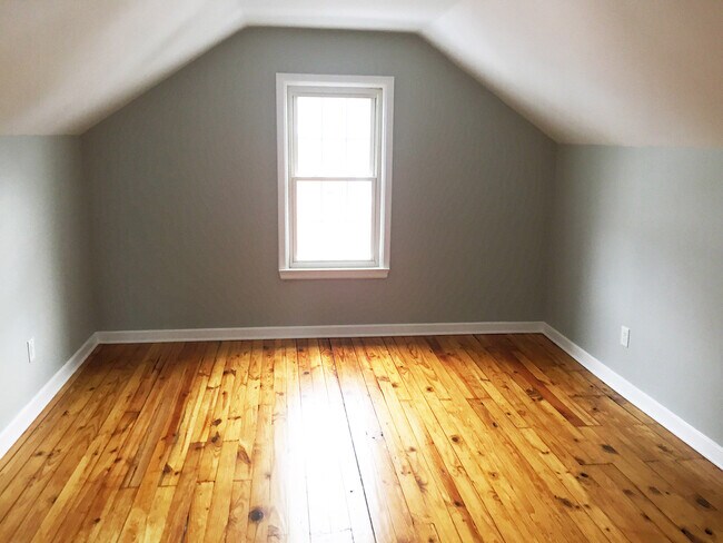 Upstairs bedroom - 2316 Eastway Dr