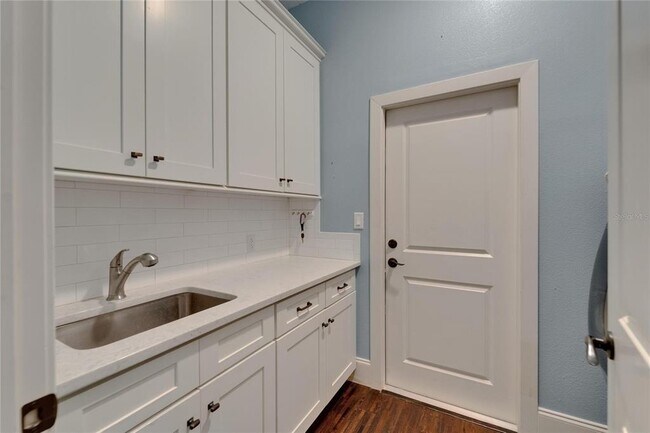 Building Photo - 6116 Lagomar Ln