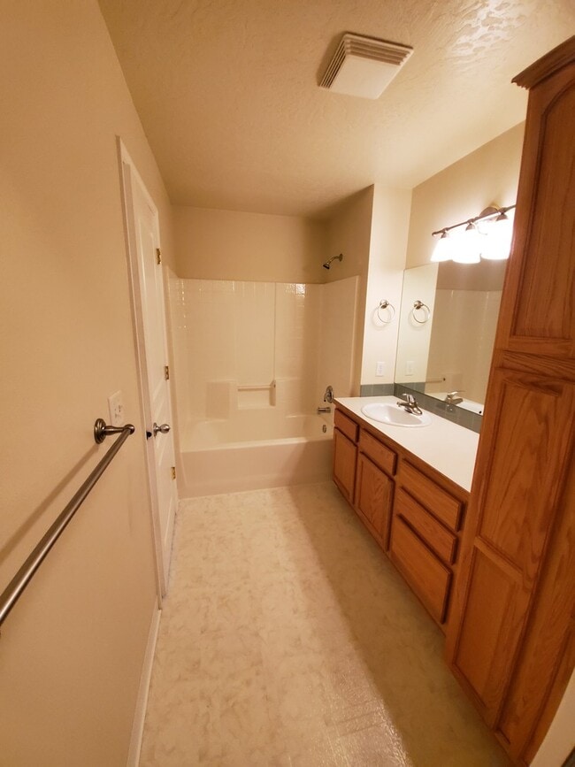 Building Photo - Lovely Townhome in North Gilham!