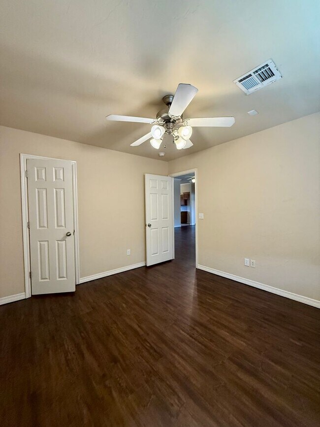 Building Photo - Spacious Home in Apple Valley- Moore