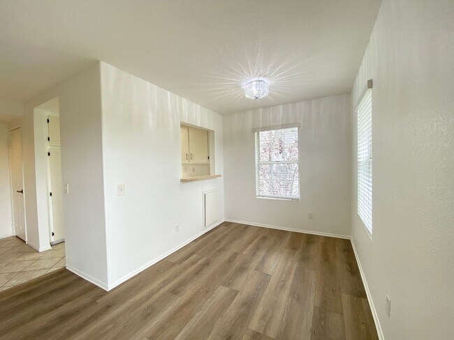 Building Photo - Bright 2 Bedroom Condo in Oceanside!