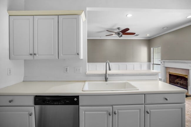 Building Photo - 4 Bedroom 2 Bath Townhouse in Pelham