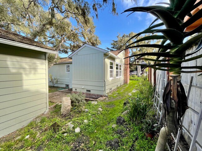 Building Photo - Adorable Two-Bedroom in the Hillcrest Area of Pacific Grove!