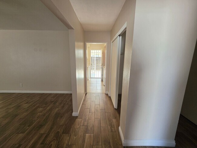 Building Photo - Two Bedroom Two Bathroom Duplex in Hemet!