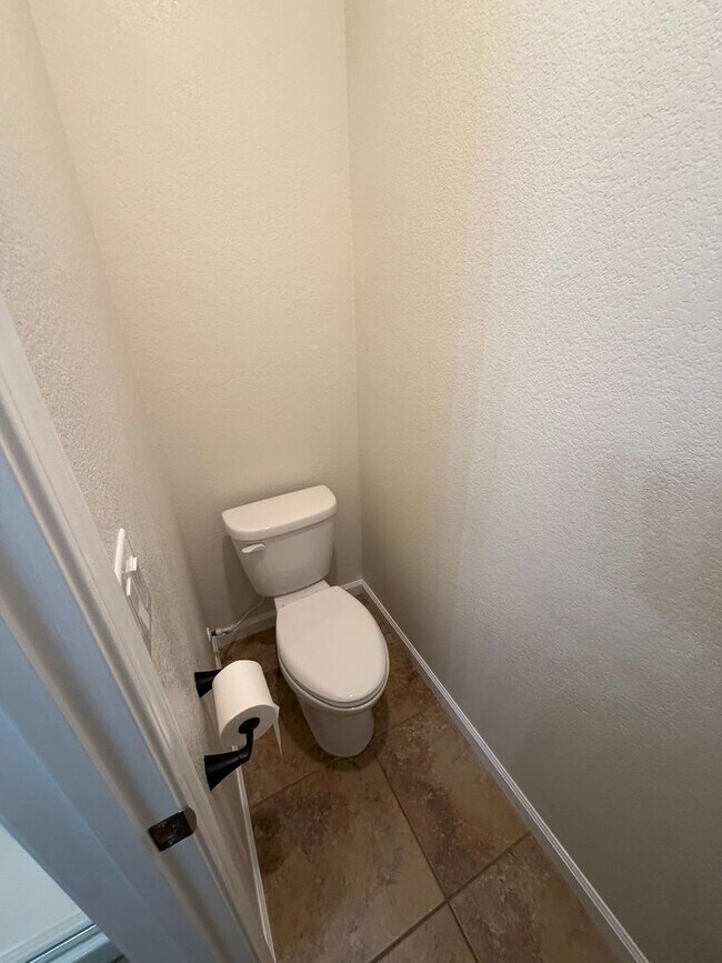 Building Photo - Elegant Low-Maintenance Living Near Golden Eagle & Kiley Lake!